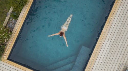 Piscine chauffée. Piscine partagée au Domaine de Blanvatel. Pépiite
