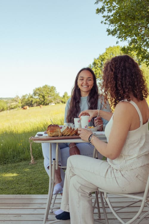Petit-déjeuner en terrasse. Week-end entre copines en Dordogne. Pépiite