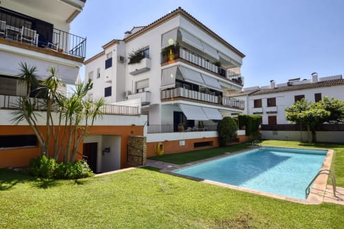 Piscina y jardín de Finques Garcia Enrich en Palafrugell, edificio mediterráneo blanco con terraza