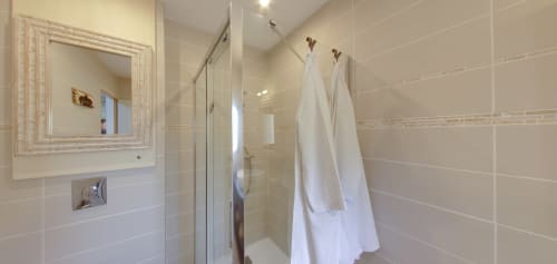 Modern bathroom at Aux Prés Du Berry B&B in Chavin with walk-in shower, framed mirror, and white towels