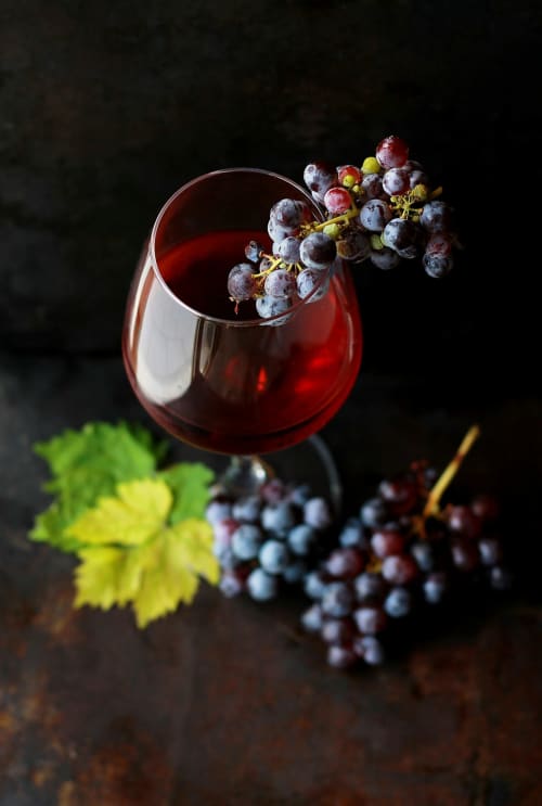 Verre de vin rouge avec du raisin frais au Home Sweet Lodge Glamping Aquitaine, Saint Germain et Mons