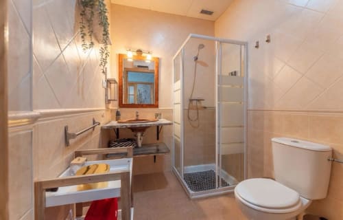 Baño moderno en la cabaña Gestyp-AT, Mérida con ducha tipo walk-in, lavabo tipo vasija y trabajo decorativo con azulejos