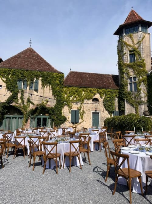 Cour du Château de Baylac avec tables dressées pour un événement, tours en pierre lierre à Bugnein, France