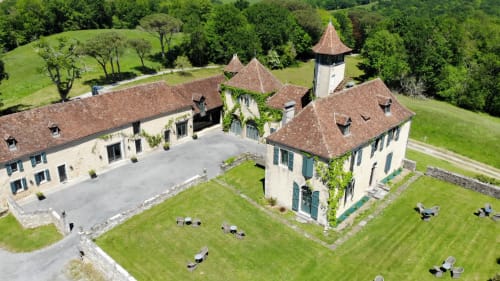 Château de Baylac, gîte de charme en Périgord avec jardins soignés et tour couverte de lierre.