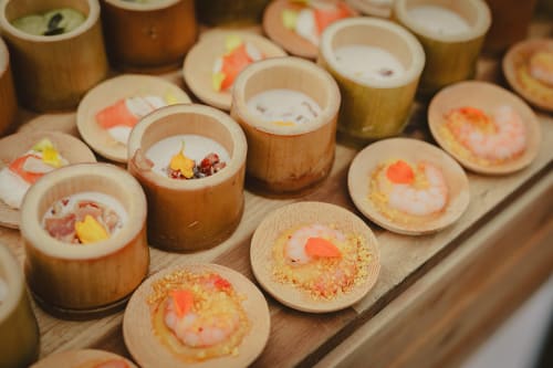 Desserts artisanaux garnis de crevettes au Château de Baylac à Bugnein, France