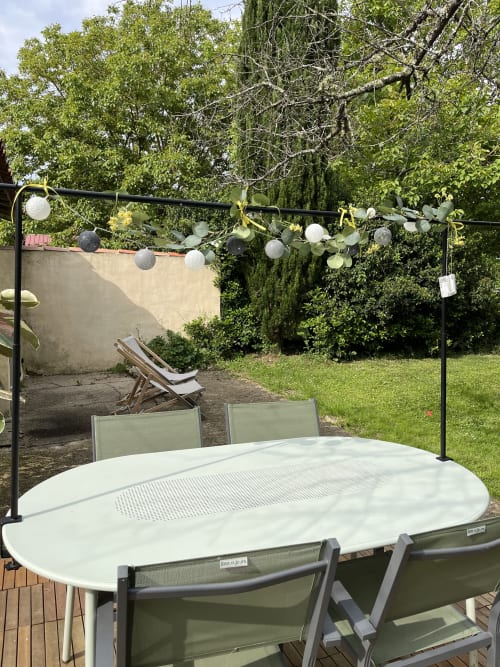 Terrasse du jardin du gîte Les papillons de baccara avec table décorée et chaises longues à Gondrin