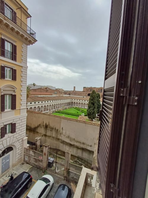 Vista dalla Michelangelo Suite Roma con affaccio sul chiostro storico e l'architettura romana circostante