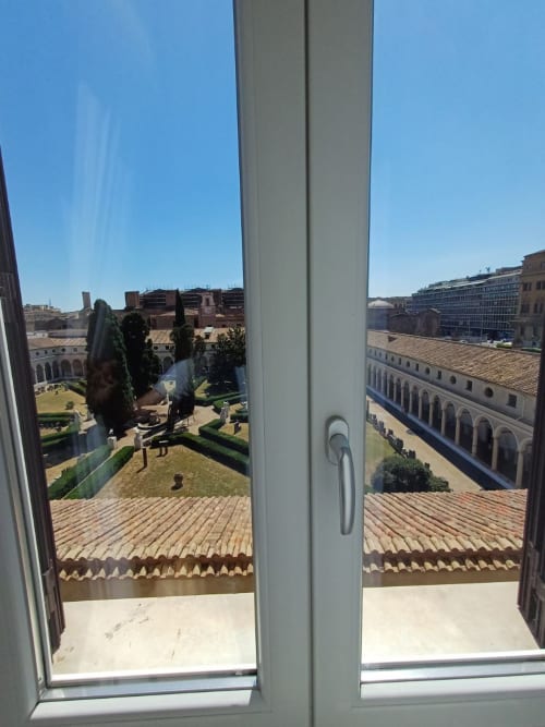 Vista dalla finestra del chiostro di Michelangelo e skyline di Roma dalla Michelangelo Suite Roma
