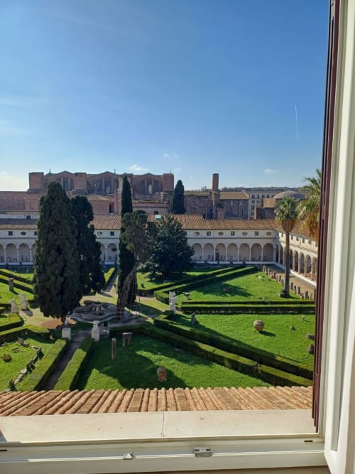 Vista dalla Michelangelo Suite Roma con l'affascinante giardino monastico storico, cipressi e architettura rinascimentale di Roma