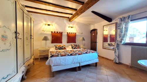 Chambre Sheepfold à La Bergerie Du Moulin à Taradeau avec poutres apparentes, lits jumeaux et décor rustique français