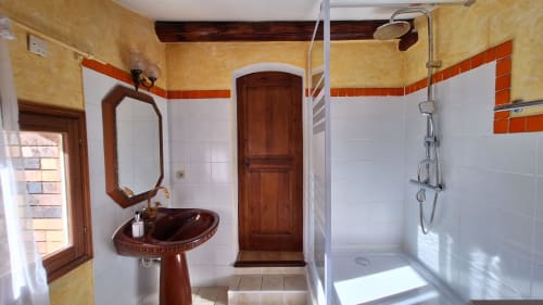 Salle de bain spacieuse à La Bergerie Du Moulin avec lavabo sur piédestal en bois, douche à l'italienne et design rustique provençal
