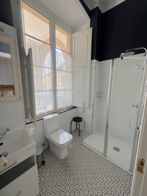 Modern bathroom with walk-in shower, toilet, and pedestal sink at La Venta de Miyares hotel in Miyares, Spain