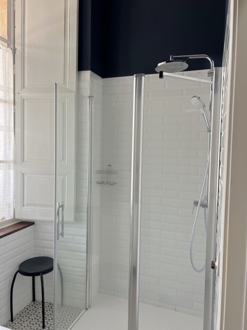 Modern shower enclosure with rainfall showerhead in Room El Corral at La Venta de Miyares hotel, Miyares