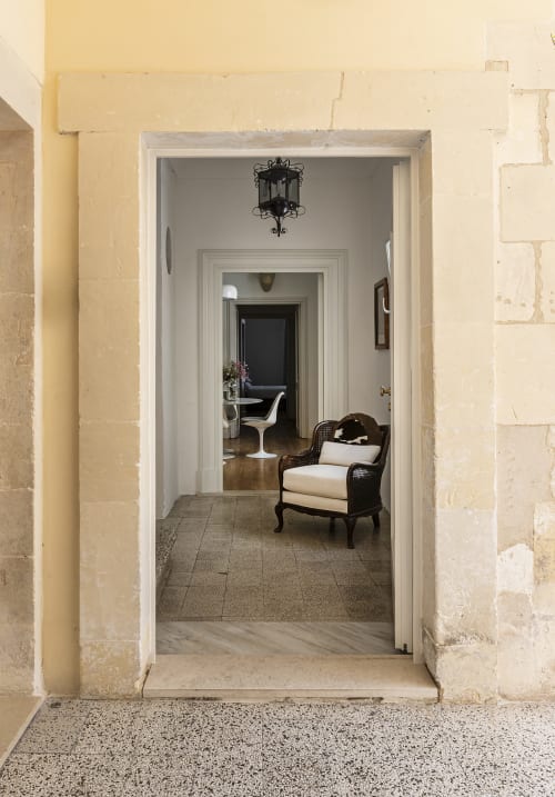entrata suite, ingresso accogliente, accesso privato, suite spaziosa, hotel a Noto, Sicilia, accoglienza, comfort all’arrivo, area ingresso, spazio elegante