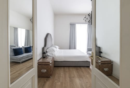 camera quadrupla, due camere separate, due letti matrimoniali, suite familiare, hotel per famiglie, spazio per gruppo, comfort, relax, stanze accoglienti, vacanza in famiglia, Noto, Sicilia, design, interni, arredamento