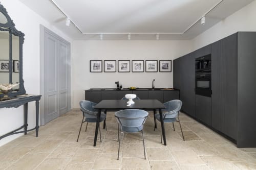 angolo cottura, cucina moderna, piano a induzione, suite con cucina attrezzata, comodità per soggiorni lunghi, arredi funzionali, design essenziale e pratico, spazio per cucinare in autonomia, cucina elegante, soggiorno indipendente, hotel con suite a Noto, Sicilia