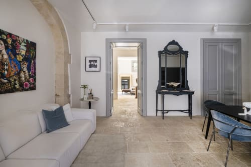 zona soggiorno, area relax elegante, design moderno, arredi di stile, spazio raffinato, dettagli curati, suite di charme, soggiorno con divano, ambienti luminosi, comfort e gusto, hotel di lusso, soggiorno di classe, interni eleganti, suite esclusiva, Noto, Sicilia