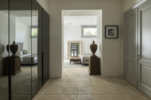 suite imperiale, stanza principale con letto king size, suite di lusso, comfort esclusivo, spazi ampi e luminosi, design elegante, arredi di pregio, letto extra large, atmosfera raffinata, hotel di lusso a Noto, vacanza esclusiva in Sicilia