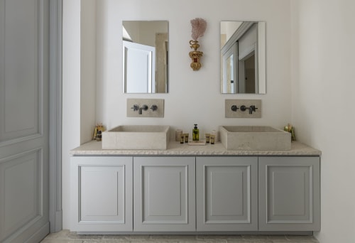 bagno spazioso, bagno moderno, doccia walk-in, materiali di qualità, comfort elevato, bagno elegante, arredi bagno di design, ambiente curato, suite con bagno privato, servizi di lusso, hotel raffinato, vacanza, benessere, Noto, Sicilia