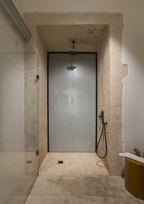 bagno spazioso, bagno moderno, doccia walk-in, materiali di qualità, comfort elevato, bagno elegante, arredi bagno di design, ambiente curato, suite con bagno privato, servizi di lusso, hotel raffinato, vacanza, benessere, Noto, Sicilia