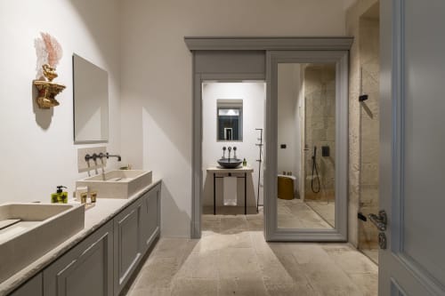 bagno spazioso, bagno moderno, doccia walk-in, materiali di qualità, comfort elevato, bagno elegante, arredi bagno di design, ambiente curato, suite con bagno privato, servizi di lusso, hotel raffinato, vacanza, benessere, Noto, Sicilia