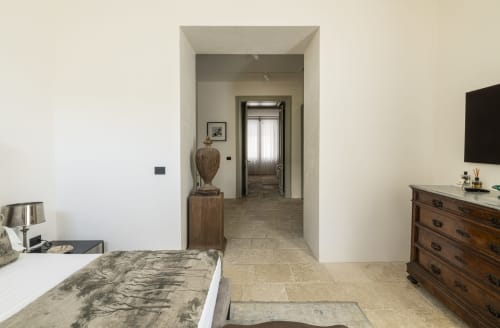 suite imperiale, stanza principale con letto king size, suite di lusso, comfort esclusivo, spazi ampi e luminosi, design elegante, arredi di pregio, letto extra large, atmosfera raffinata, hotel di lusso a Noto, vacanza esclusiva in Sicilia