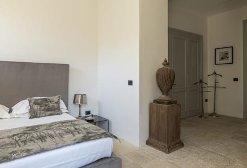 suite imperiale, stanza principale con letto king size, suite di lusso, comfort esclusivo, spazi ampi e luminosi, design elegante, arredi di pregio, letto extra large, atmosfera raffinata, hotel di lusso a Noto, vacanza esclusiva in Sicilia