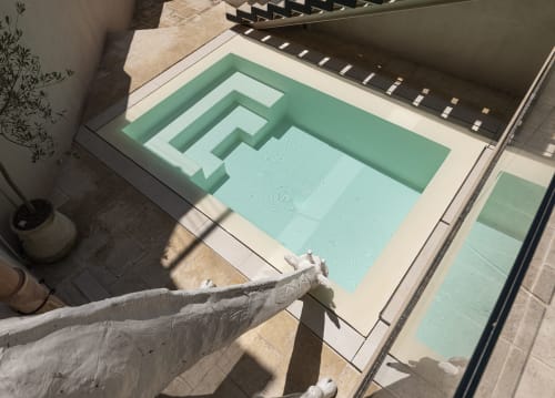 spazio esterno privato, piscina riservata, area relax all’aperto, piscina in suite, momenti di benessere, relax al sole, suite con piscina a Noto, hotel con spazio esterno esclusivo, vacanza di lusso in Sicilia, privacy e comfort, ambiente elegante all’aperto, esperienza premium