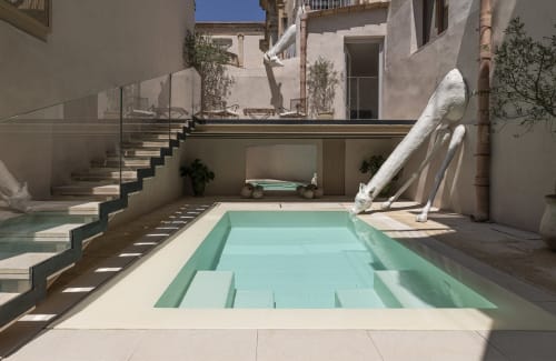spazio esterno privato, piscina riservata, area relax all’aperto, piscina in suite, momenti di benessere, relax al sole, suite con piscina a Noto, hotel con spazio esterno esclusivo, vacanza di lusso in Sicilia, privacy e comfort, ambiente elegante all’aperto, esperienza premium