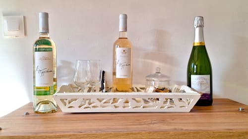 Élégante présentation de vins et champagnes sur un plateau décoratif à La Bergerie Du Moulin, Taradeau France