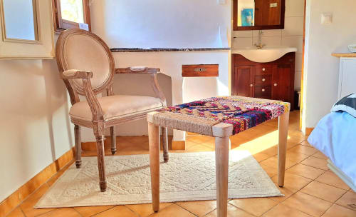 Chambre de style campagnard à La Bergerie Du Moulin, Taradeau avec mobilier en bois, lit à motifs et décoration classique
