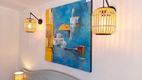 Art mural contemporain avec lampes suspendues jaunes et tableau bleu abstrait à La Bergerie Du Moulin, Taradeau