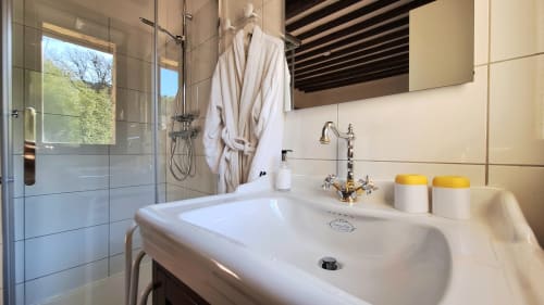 Salle de bain moderne à la Chambre Géranium de La Bergerie Du Moulin avec double vasque, douche vitrée et équipements haut de gamme
