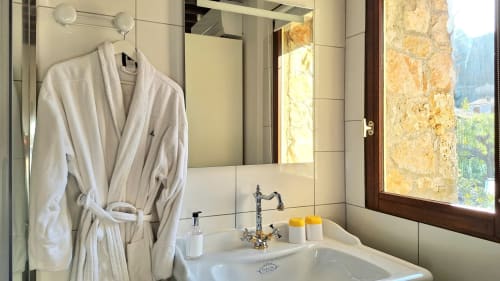 Salle de bain Geranium à La Bergerie Du Moulin, Taradeau avec lavabo, robinetterie vintage et peignoir moelleux