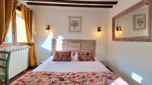 Chambre Géranium à La Bergerie Du Moulin B&B à Taradeau - chambre chaleureuse avec coussins à motifs floraux, tête de lit en bois