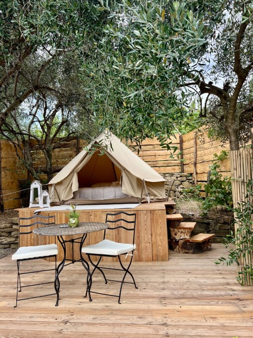 Tenda glamping con terrazza in legno che affaccia sui frantoiani dell'Agriturismo Stecadò a Dolceacqua, Italia
