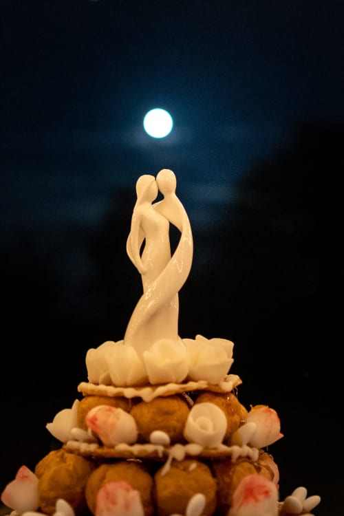 Sculpture romantique au clair de lune au Château de Baylac, Bugnein - monument intime pour couples dans un établissement de luxe