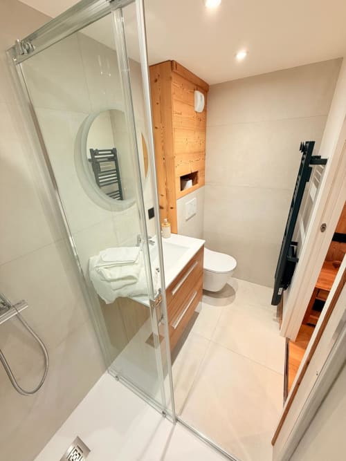 Belle salle de bain, douche, lavabo, toilette. Dans le Chalet Ecole des Cimes , Tincave Bozel