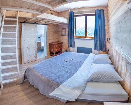 Tincave Bozel, chambre avec vue sur Courchevel, salle de bain privée, un grand lit double + deux lits suspendus.