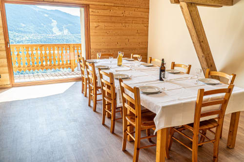 Tincave Bozel, Table à manger dans séjour avec vue sur Courchevel 
