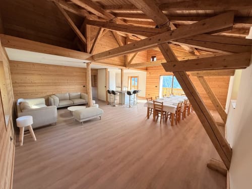 pièce de vie toute équipée vue sur Courchevel, chalet école des cimes Bozel 