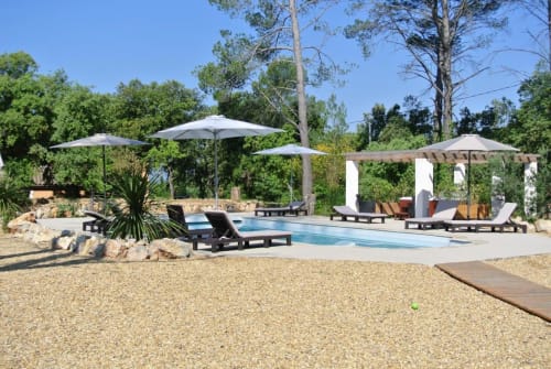 Espace piscine CARPE DIEM à Lorgues avec chaises longues, parasols et jardins méditerranéens