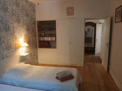 Chambre lumineuse au Domaine de Lamartine avec penderie blanche, parquet et rangements intégrés à Pont-Saint-Esprit
