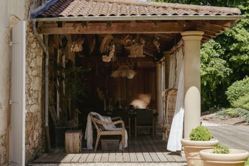 Savourez vos petits déjeuners en amoureux sur une terrasse privée face à la piscine, où le temps semble s’arrêter. Un cadre intimiste et paisible, à moins d'une heure de Lyon, pour des instants privilégiés à deux, bercés par la douceur de la nature.