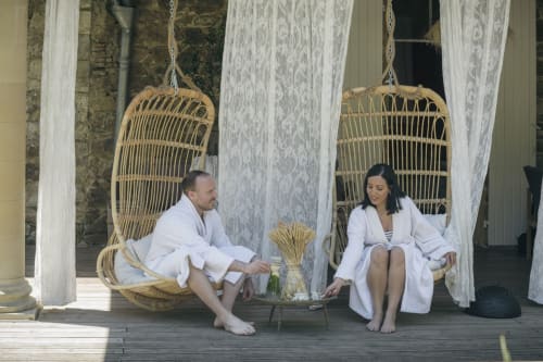 Offrez-vous un séjour au vert, entre amoureux dans le charme authentique de l’ancien. Dormez dans une chambre de caractère au cœur d’un manoir chargé d’histoire, mêlant raffinement, tranquillité et nature. Un cadre idéal situé dans la Loire, pour se ressourcer en toute élégance