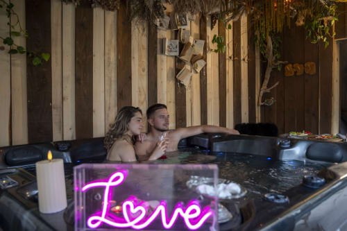 Offrez-vous une escapade romantique en Rhône Alpes, idéale pour les amoureux en quête de détente. Profitez d’un séjour tout en douceur, entre nature, confort et moments privilégiés à deux, avec un jacuzzi privatisable pour des instants de bien-être inoubliables, loin du quotidien.