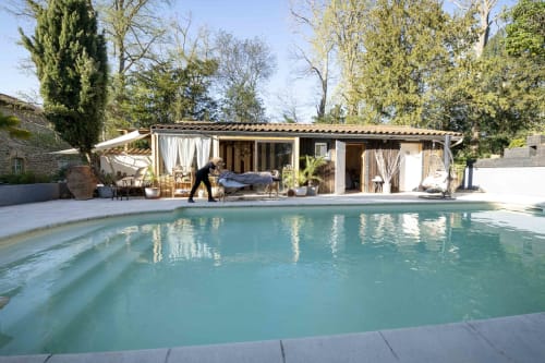 Profitez d’un séjour bien-être avec accès à une piscine et un espace détente privatisé. Offrez-vous un moment de relaxation totale, des massages dur mesure, dans un cadre de charme, en pleine nature. Le luxe d’un espace rien que pour vous, idéal pour se ressourcer en couple ou entre amis, à moins d'une heure de Lyon