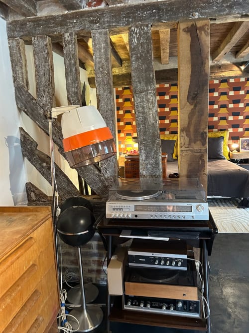 Vintage DJ avec platine et équipements audio dans une salle aux poutres rustiques au Domaine de Blanvatel, Saint Pierre en Auge