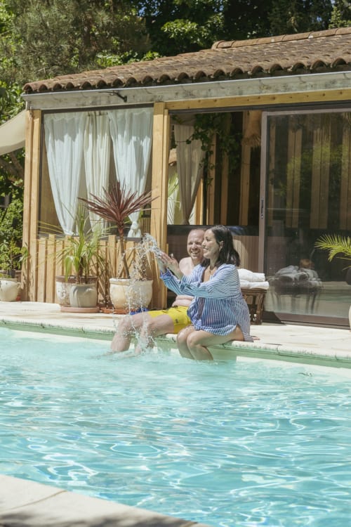 Nos hébergements de charme invitent à la déconnexion, pour un séjour ressourçant en couple ou en solo, accès libre à la piscine