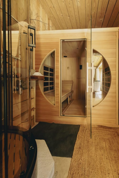 Envie de faire plaisir à votre moitié ? Offrez-lui une surprise inoubliable dans notre espace bien-être : spa 5 places, sauna infrarouge, et hébergement de charme en pleine nature. Un moment privilégié à deux, entre détente, intimité et déconnexion totale.